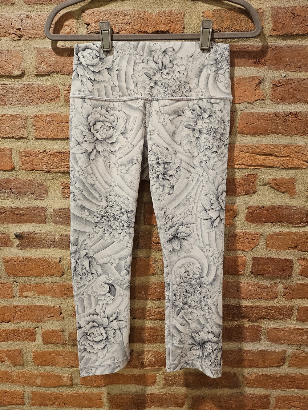Lululemon: Gray Floral Print Leggings - Comfortable Everyday Bottoms